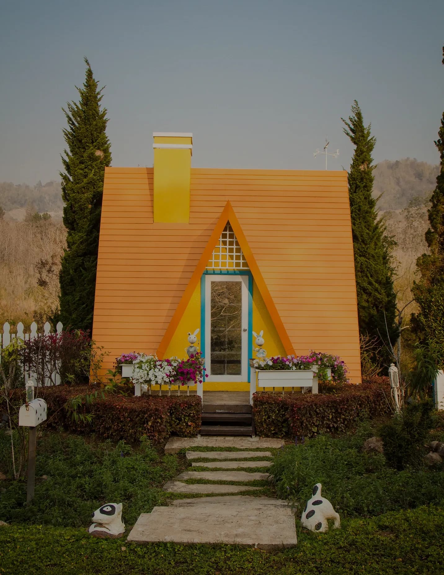 Cosy cottage homestay with a garden path